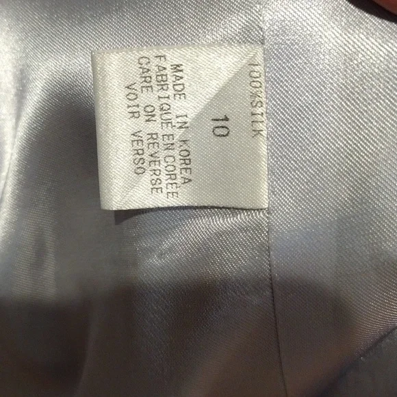 Tahari women's silk navy blue 2-piece suit. EUC. Size 10.